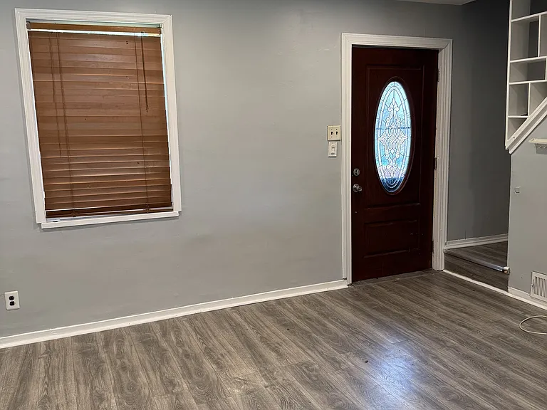 112 Burton Ln E — Photo 2