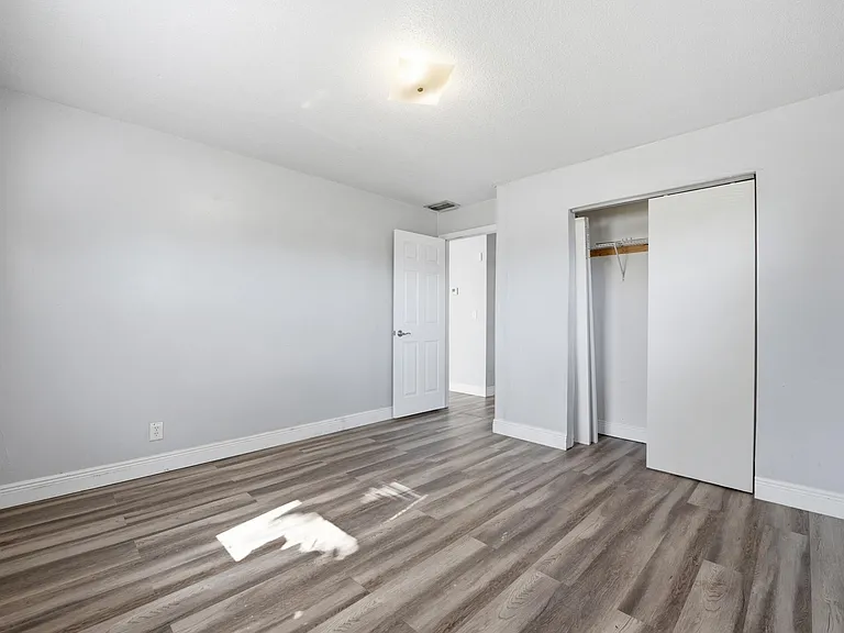 2001 A E Isaacs Ave #2007 — Photo 16