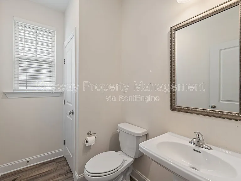 585 Hampton Dr — Photo 6