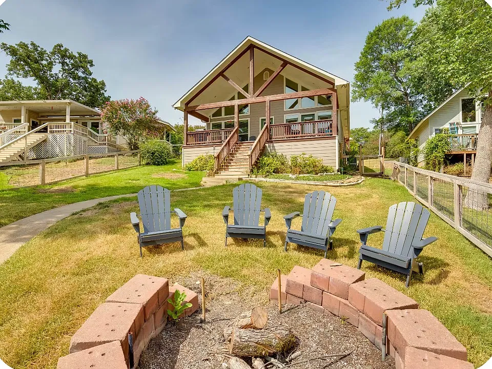 221 Hillcrest Dr