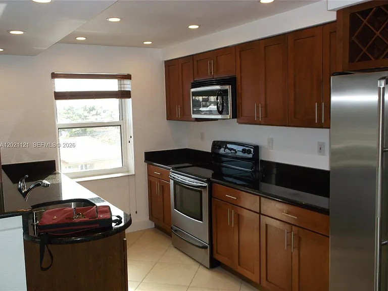2900 NE 30th St #H6 — Photo 3