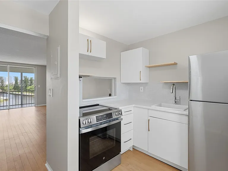 2851 Leonard Dr #J402 — Photo 6