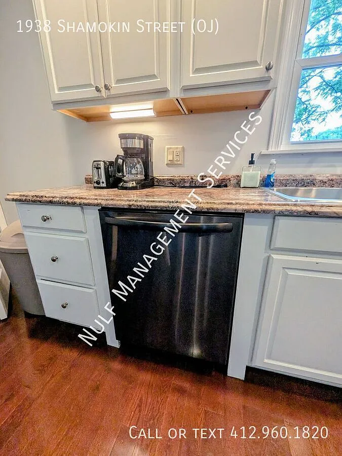 2 bed, 2 bath + finished basement and 2 car garage in South Side Slopes — Photo 2