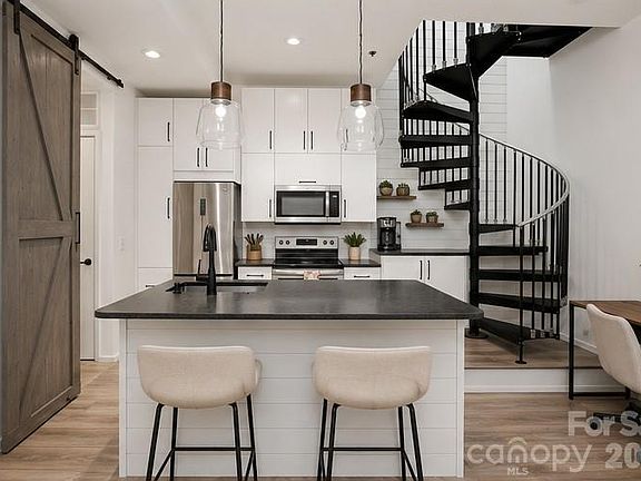 3rd image of 2088 Euclid Ave