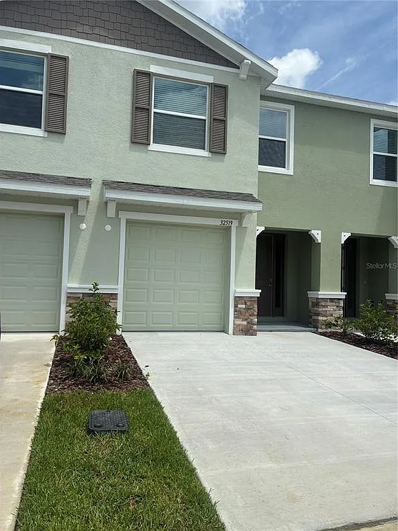 3 bed, 2.5 bath, 1673 sqft, $2,295 — Photo 1