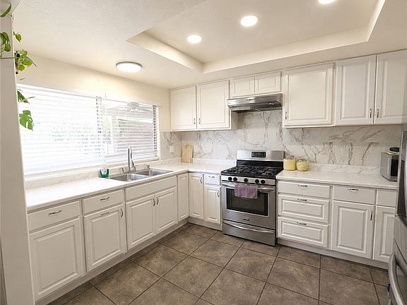 3rd image of 715 N Sutter Ave