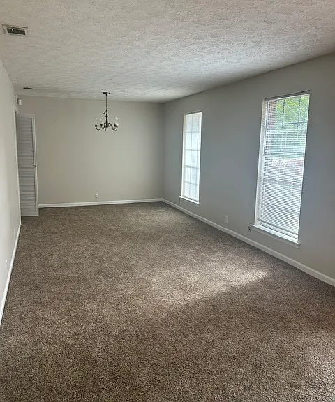 811 Lakeview Ct — Photo 3