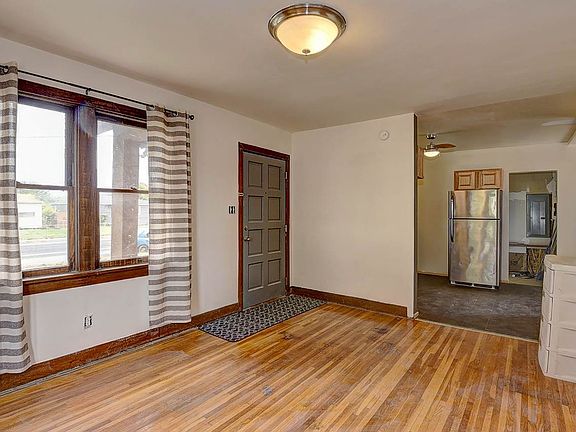 3rd image of 5423 N Addison St