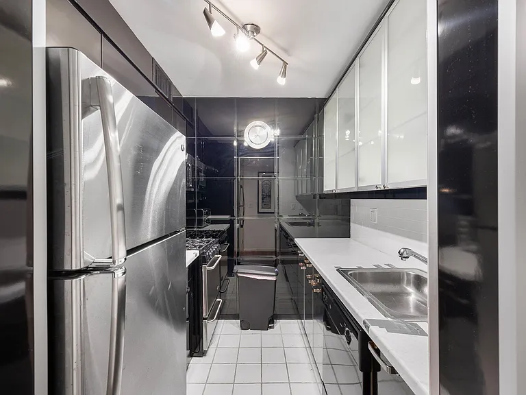 350 W 50th St #5L — Photo 7