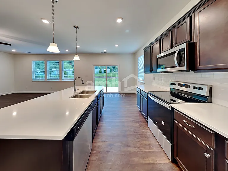 719 Carnaby Ln — Photo 4