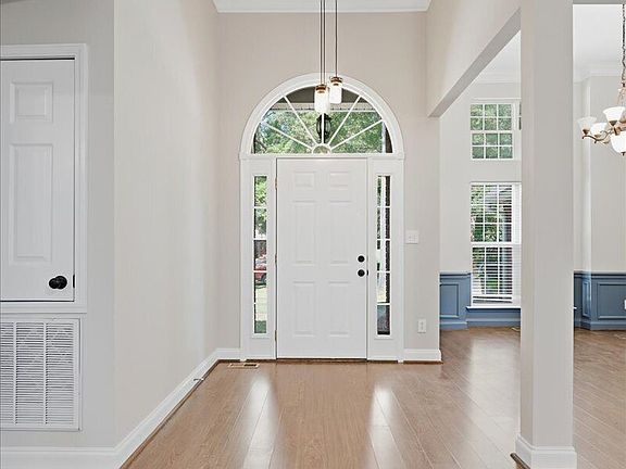 2nd image of 102 Quinelle Dr