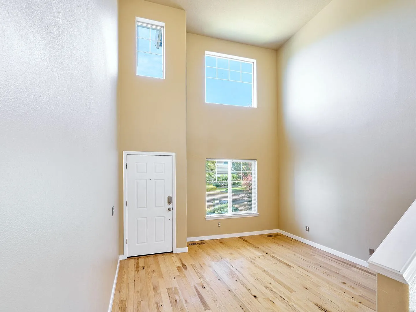 Spacious 4 bed, 2.5 bath home in quiet East Albany neighborhood — Photo 3