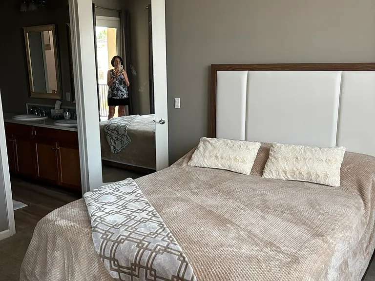 Bedroom/Queen bed