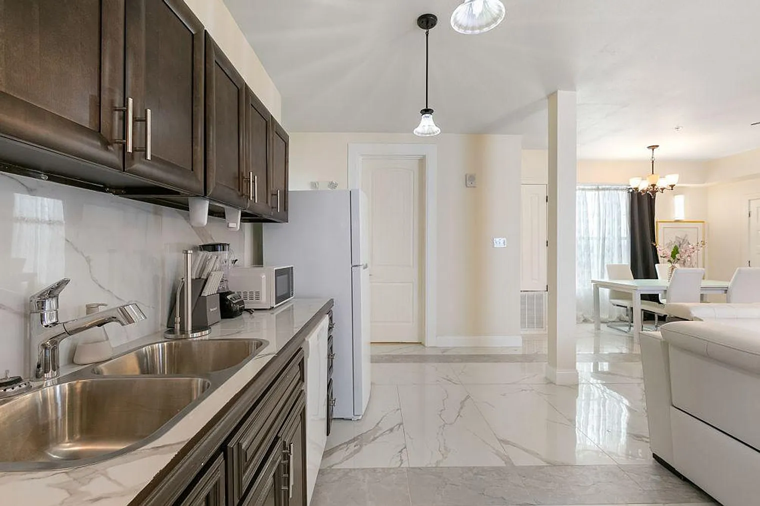 4 bed, 3.0 bath, 1689 sqft, $7,253 — Photo 4