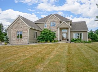 37640 Wildwood Ln, Oconomowoc, WI 53066