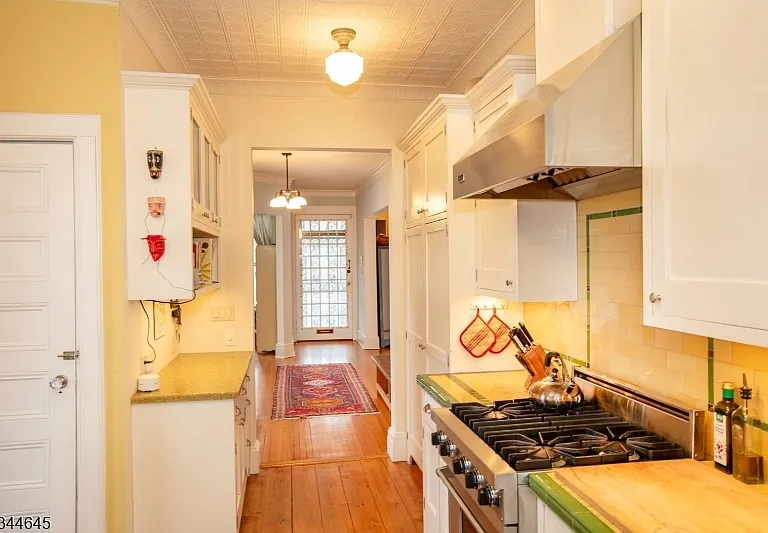 110 Montclair Ave — Photo 16