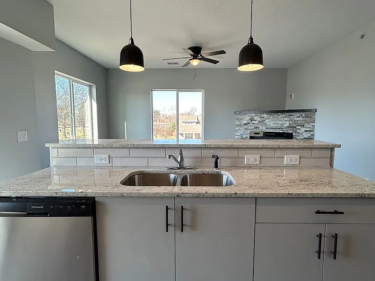 2724 Silver St — Photo 9