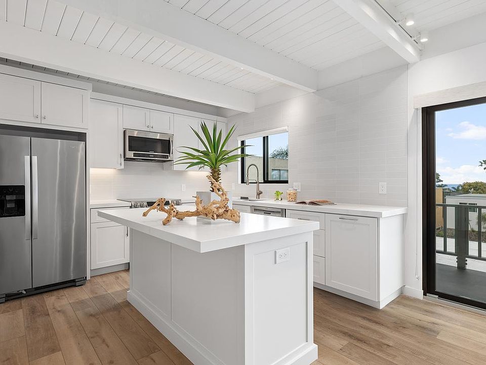 Upper SKY LOUNGE 2 bedrooms 2 baths, two story...private outdoor space and two private parking spots