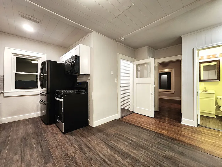 2114 N Elm St — Photo 28