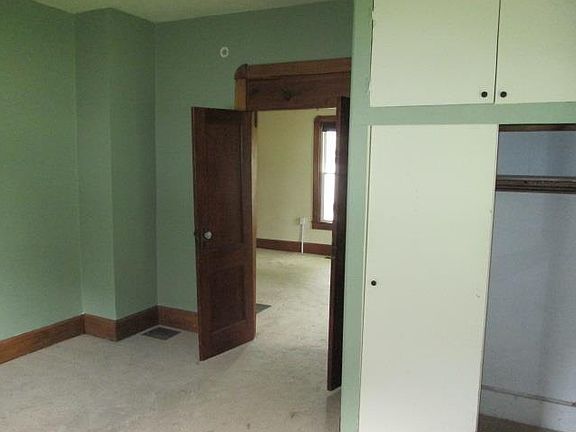 5th image of 321 S Green St