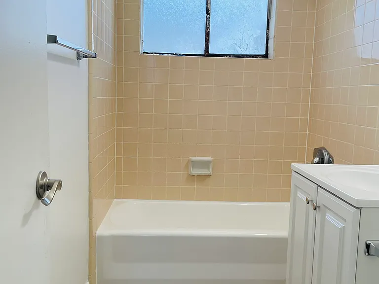 4506 Illinois St — Photo 10