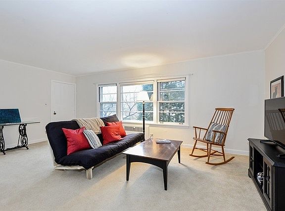 2nd image of 2537 Bennett Ave #1E