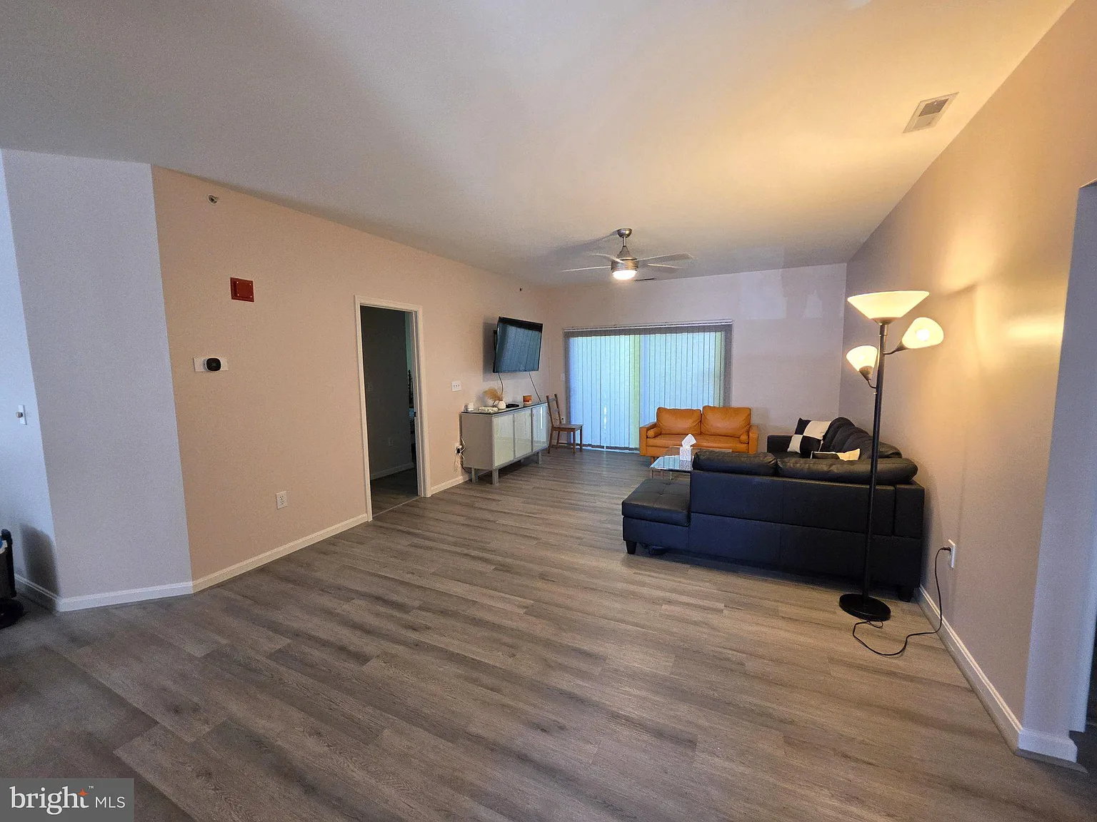3 bed, 2.0 bath, 1400 sqft, $2,200 — Photo 2