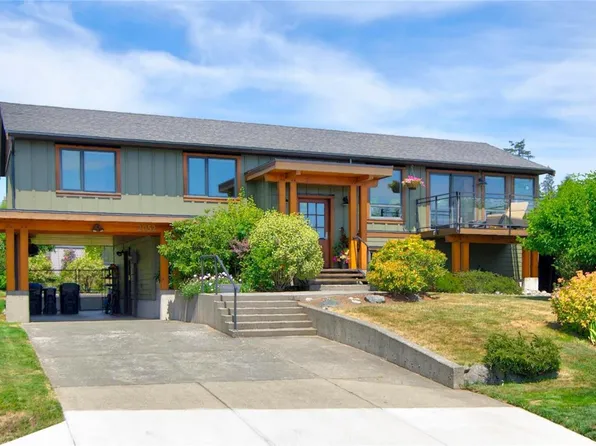 2052 Beaufort Ave, Comox, BC V9M 1V9