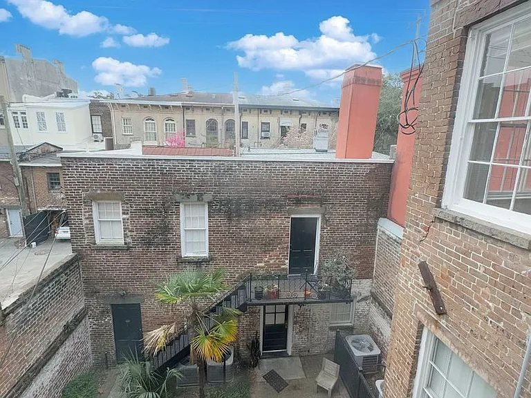 203 E York St — Photo 7