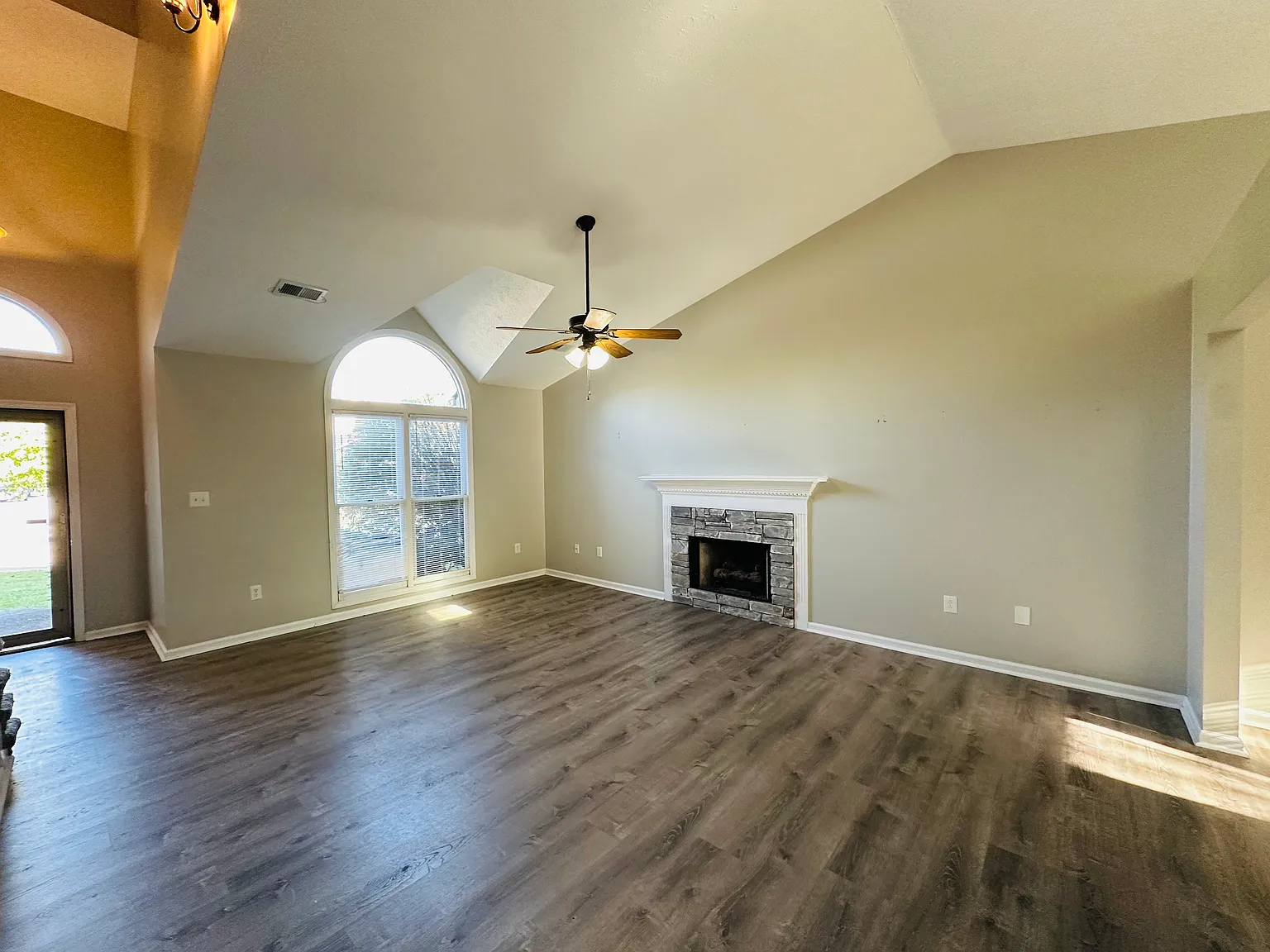 3 bed, 1653 sqft, $2,100 — Photo 3