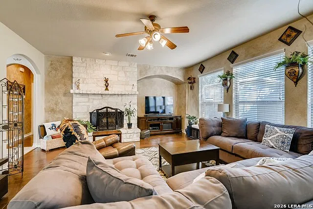 4 bed, 3.5 bath, 3138 sqft, $2,950 — Photo 4