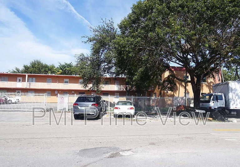1245 W 24th St #208 — Photo 2