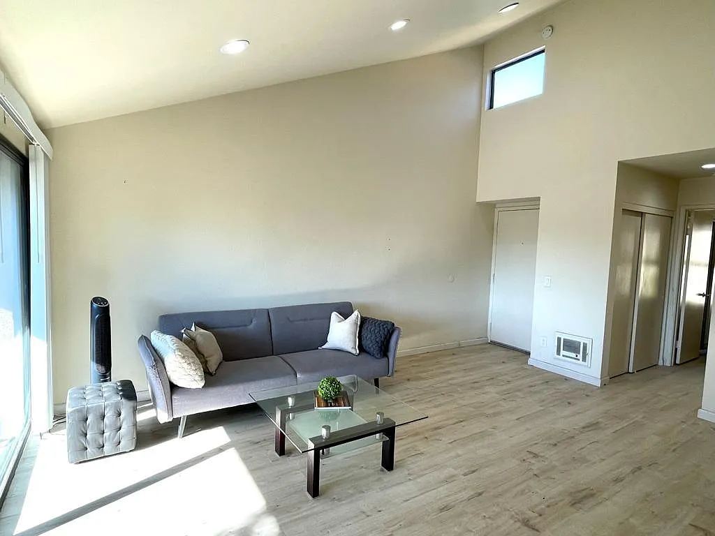 1 bed, 692 sqft, $2,950 — Photo 2