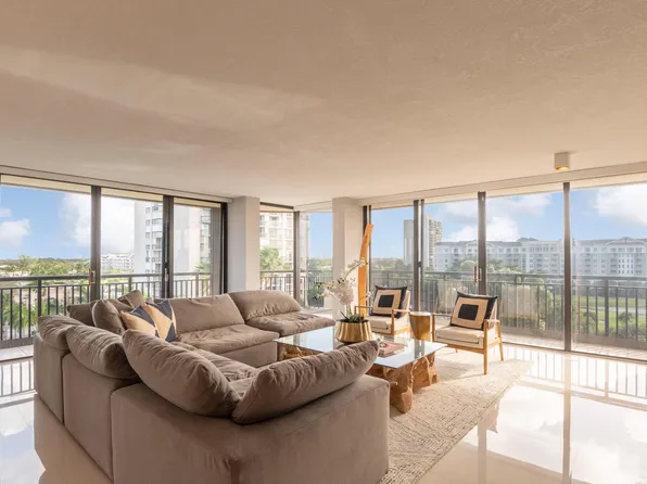 2427 Presidential Way #704, West Palm Beach, FL 33401