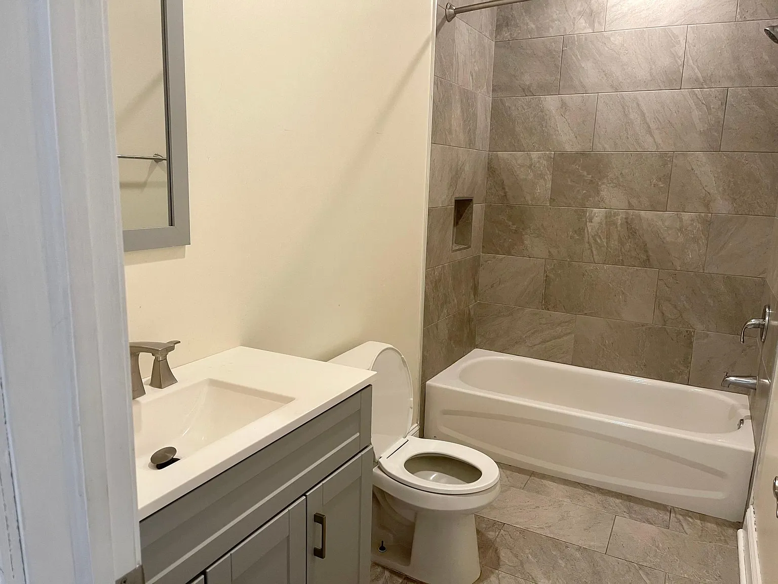 Alexandria Apartments — Photo 4