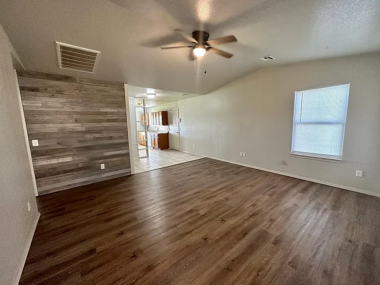 912 Danbury Pl — Photo 7