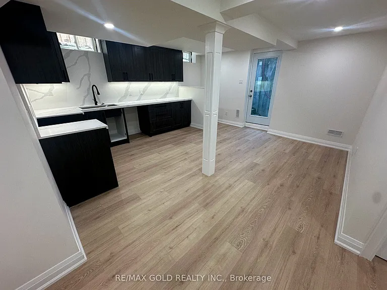 18 Hullen Cres #LOWER LEVEL — Photo 5