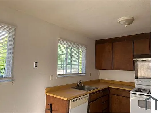 2 bed, 700 sqft, $2,400 — Photo 2