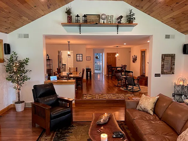 3 bed, 2300 sqft, $2,495 — Photo 2