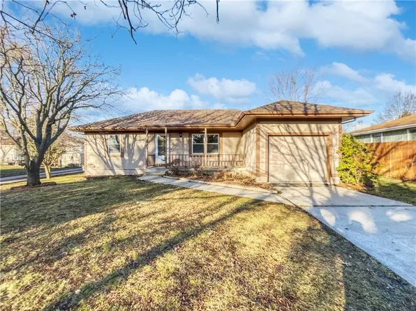 305 W 4th St, Peculiar, MO 64078