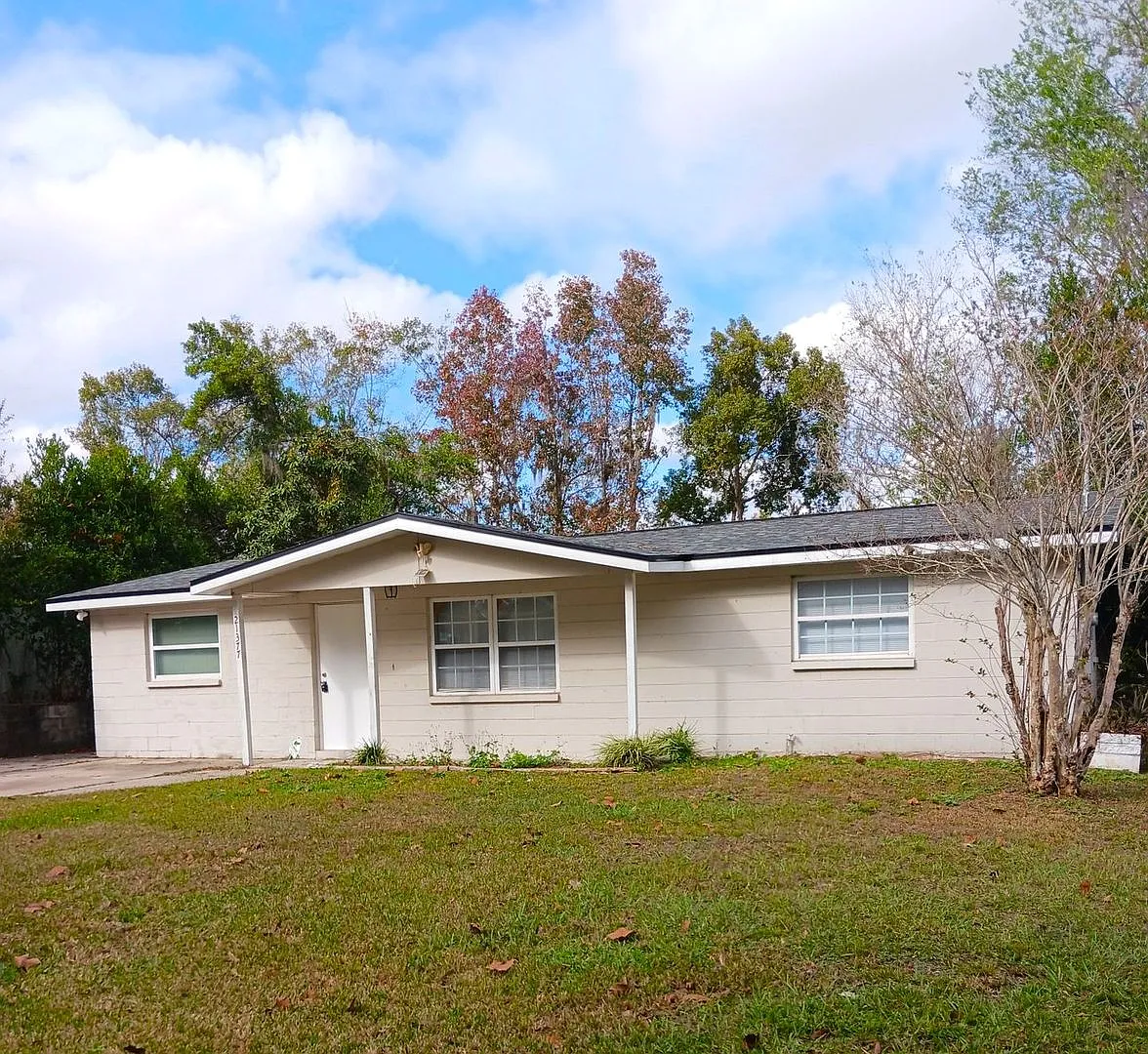Spacious 3 bedroom / 1 Bath Single Family Home — Photo 1