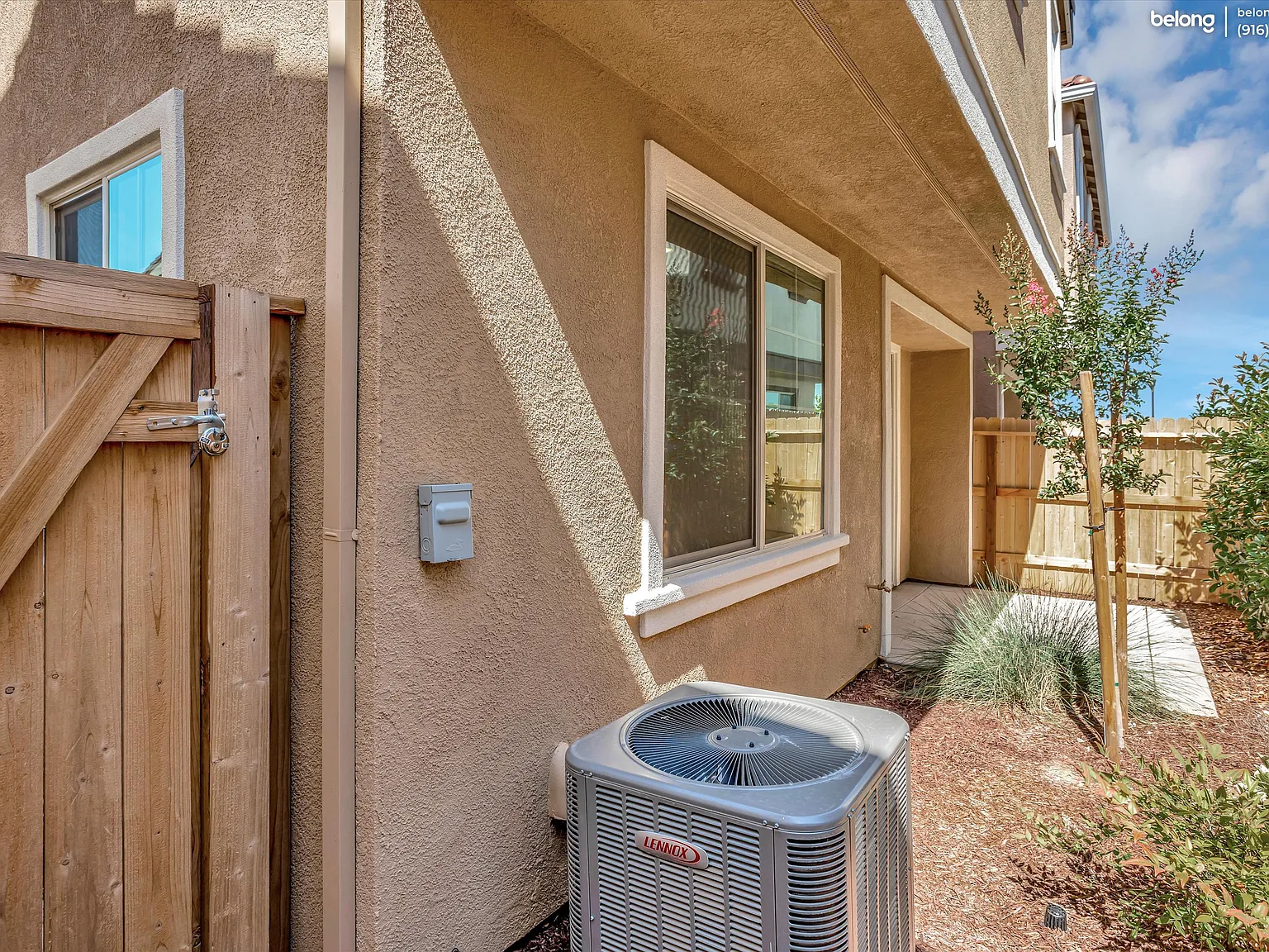 3 bed, 2.5 bath, 1632 sqft, $2,850 — Photo 2