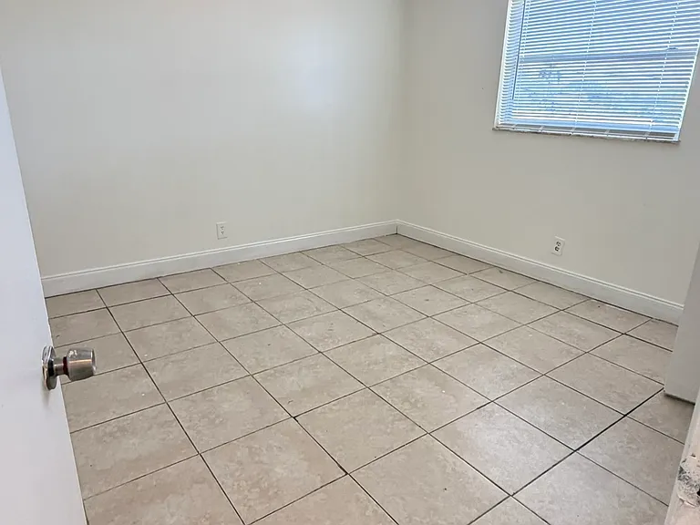 640 SW 9th Ct #11 — Photo 8