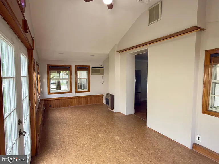 422 W 6th Ave — Photo 35