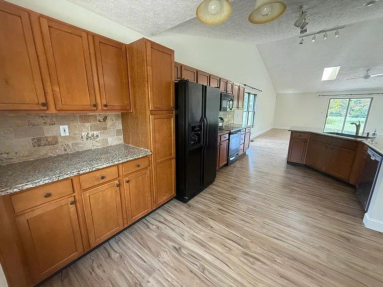 2426 Meadowshire Rd — Photo 2