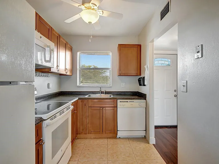 8225 Sunrise Lakes Dr N #303 — Photo 13