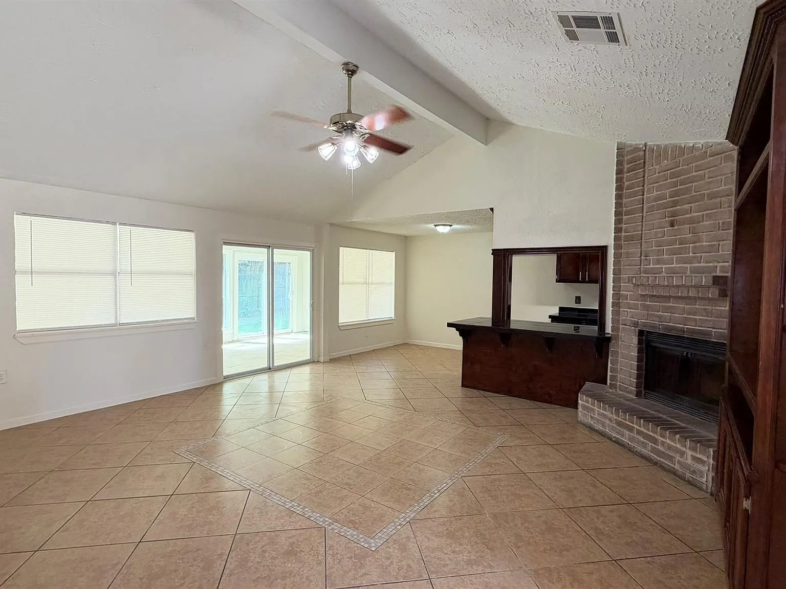 4 bed, 2.0 bath, 1560 sqft, $2,000 — Photo 2