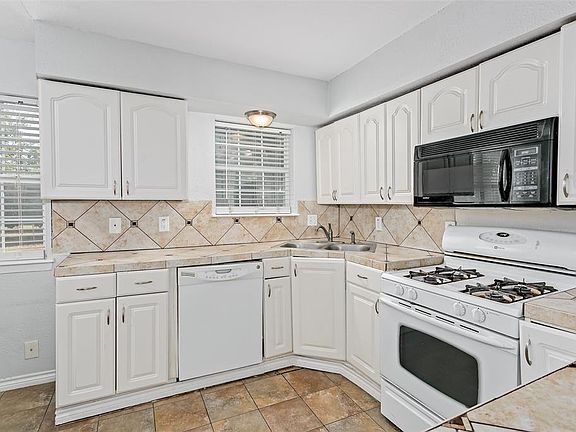 5th image of 809 Mardi Gras Ln