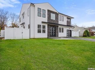 63 Hope Dr, Plainview, NY 11803