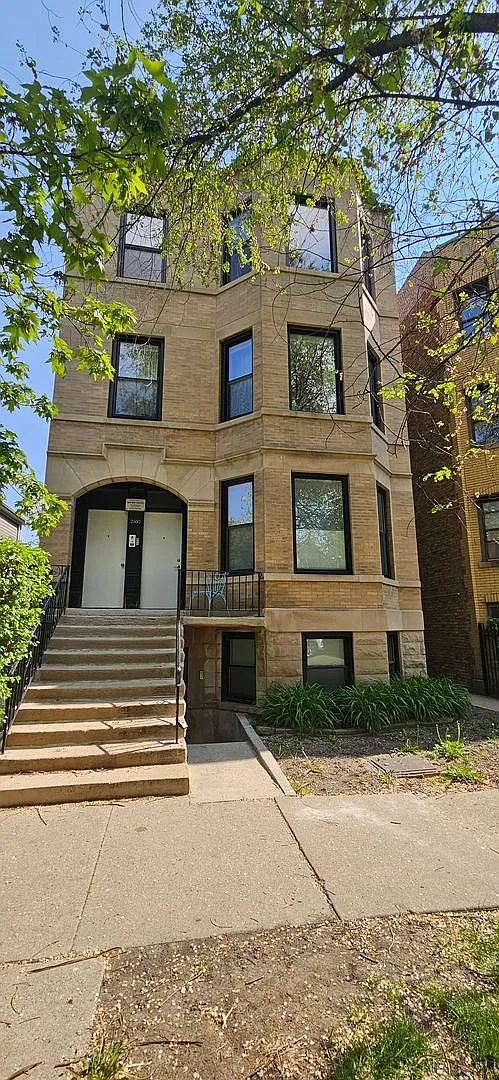 2952 W Nelson St — Photo 1